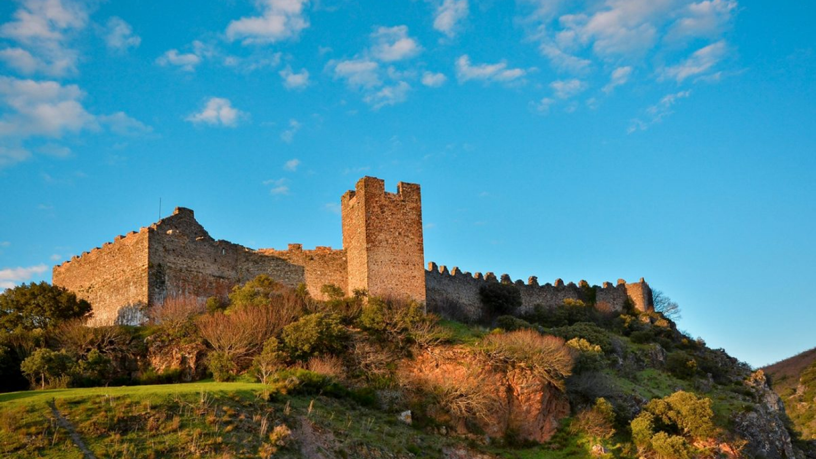 Castillo de Cornatel - La Mirada Circular
