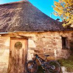 Palloza-de-Cantejeira-en-ebike-ruta-de-la-mirada-circular-ancares